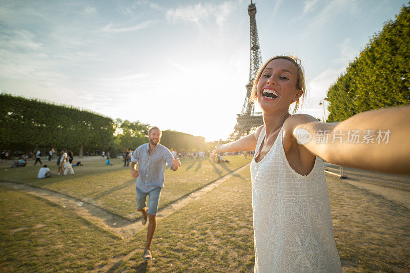 年轻人在巴黎埃菲尔铁塔前自拍