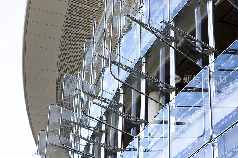 公司大楼的特写外观，装有电动玻璃窗通风