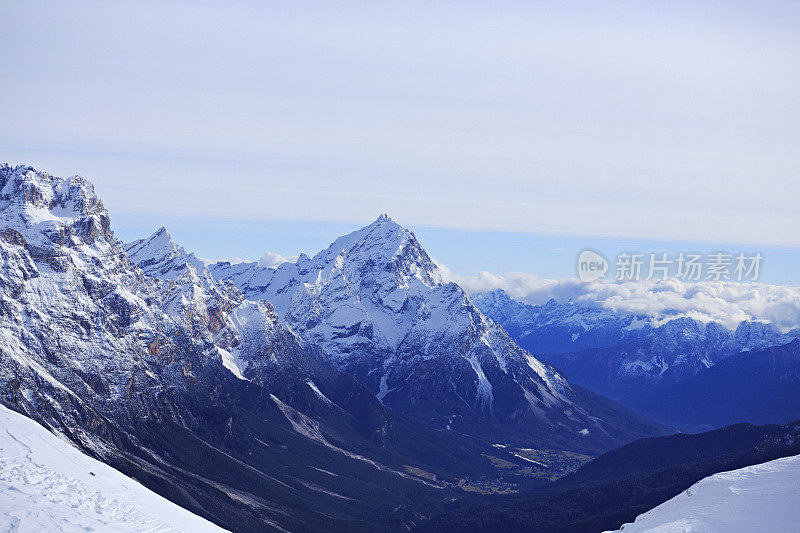 冬季全景阿尔卑斯山脉雪景科尔蒂纳丹佩佐意大利