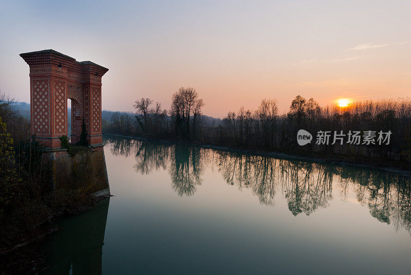 田纳罗河和老桥遗存，夕阳时分，风景秀丽