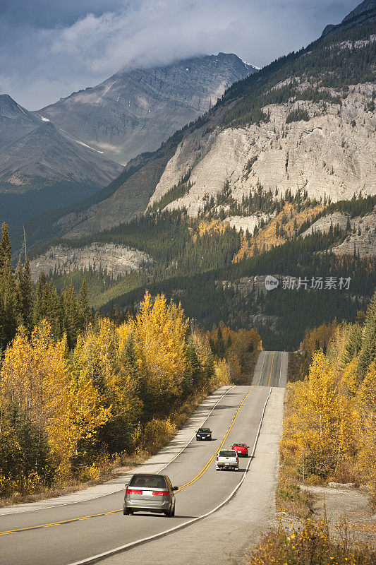 穿过山脉的道路