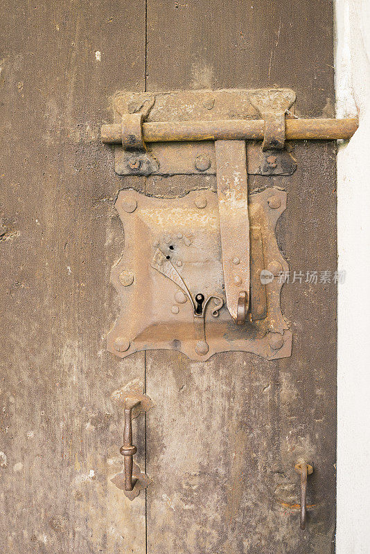 生锈的旧锁和螺栓与门把手的门