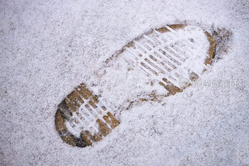 靴子在雪地上留下的痕迹