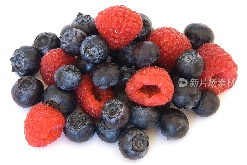混合浆果――覆盆子和蓝莓配白色