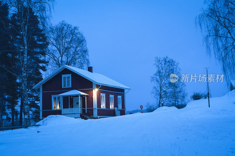 这是瑞典冬天的典型木屋