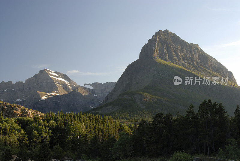 许多冰川的夏季日落