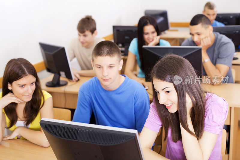 十几岁的学生在计算机课上上课。