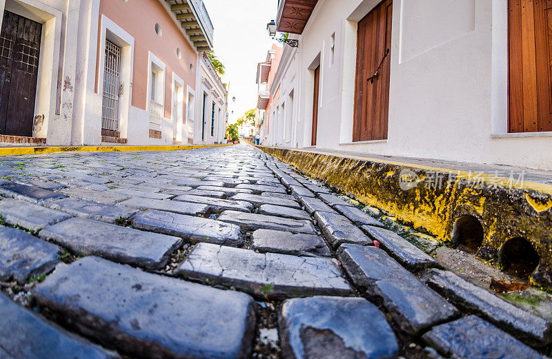 波多黎各圣胡安老城的鹅卵石街道和建筑物