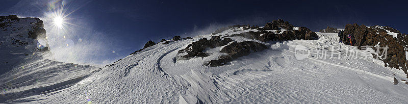 高海拔雪峰日出登山家山脊全景图阿特拉斯摩洛哥