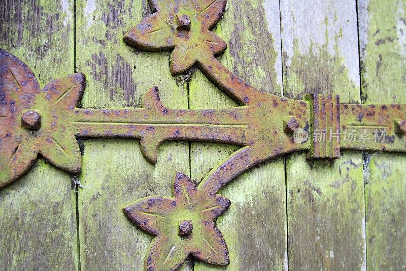 旧门上生锈的装饰铰链