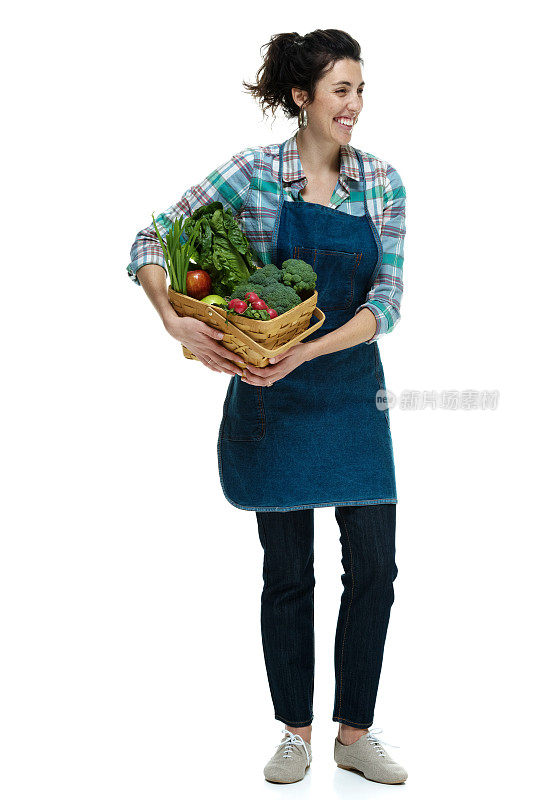 兴高采烈的女农民抱着菜篮子
