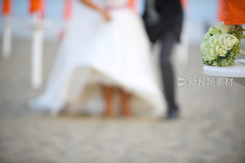 新娘和新郎在海滩上