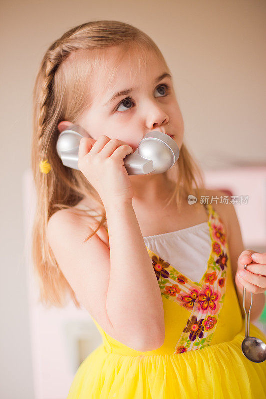小女孩用假装的手机聊天