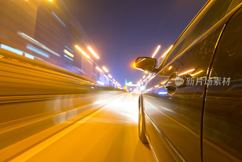 汽车在道路上的运动模糊背景