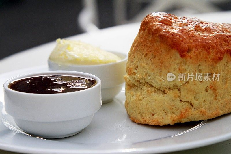 传统的奶茶，烤饼，果酱，奶油