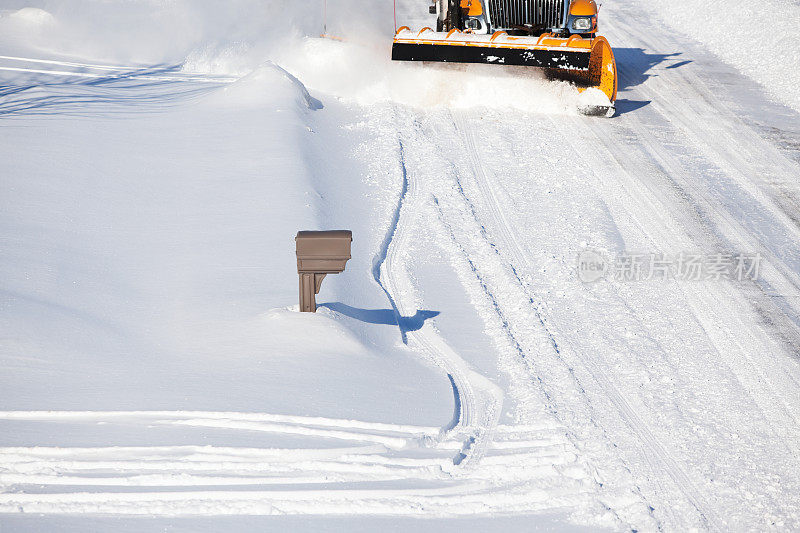 在邮筒附近的城市街道扫雪机