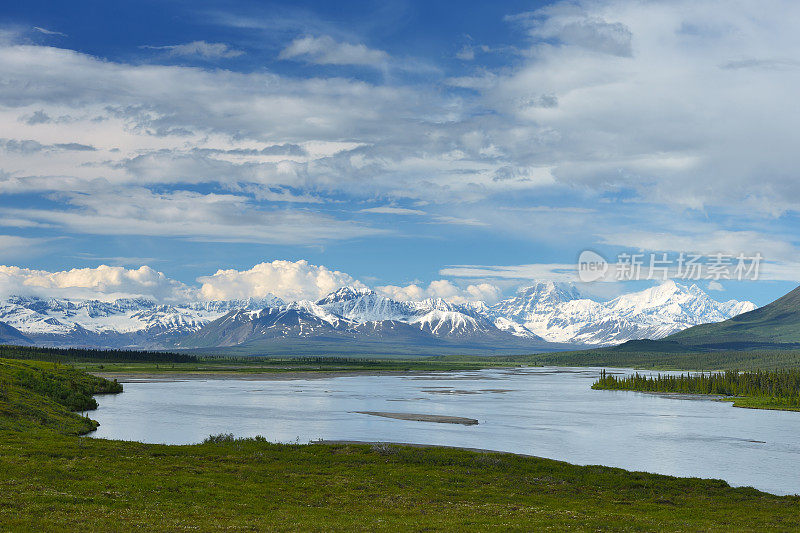 阿拉斯加风景秀丽的Susitna河和雪山