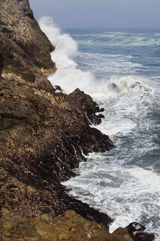 巨浪冲击着秘鲁海岸