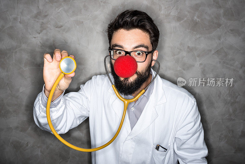 带着小丑红鼻子用听诊器的疯子医生