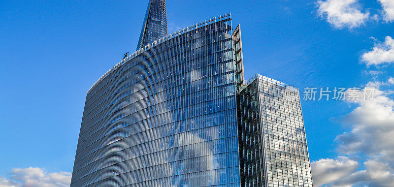 伦敦金融区的现代办公大楼