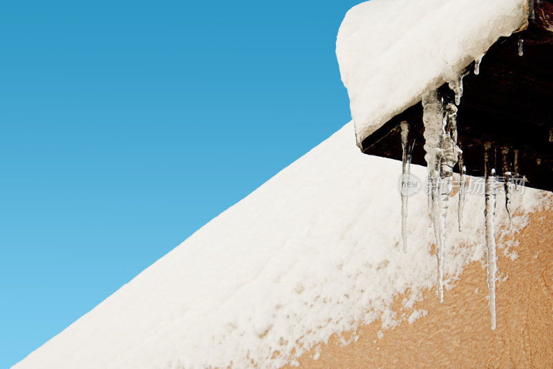 悬在长城上的冰柱和雪