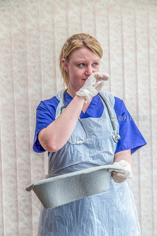 年轻的护士正在清理便盆