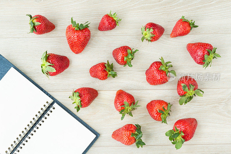 草莓与空白食谱书