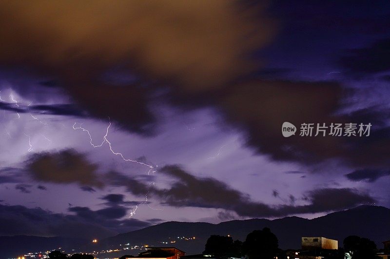 城市背后的雷声