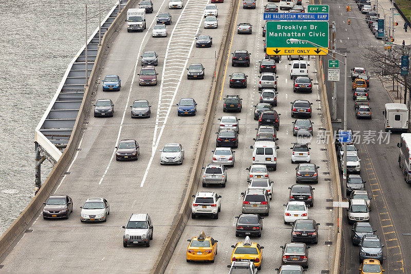 纽约曼哈顿FDR大道高峰时段的交通状况