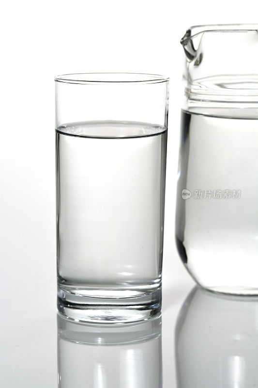 饮用玻璃杯和装有纯净水的罐子