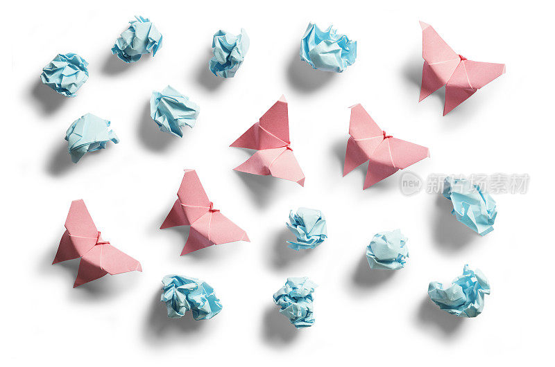 粉红色的折纸蝴蝶在蓝色的纸之间飞舞
