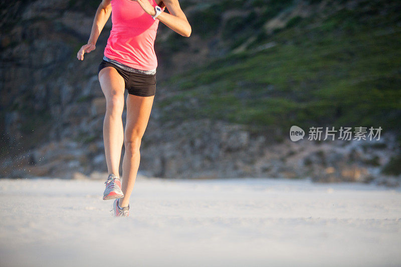 女运动员喜欢在沙滩上跑步