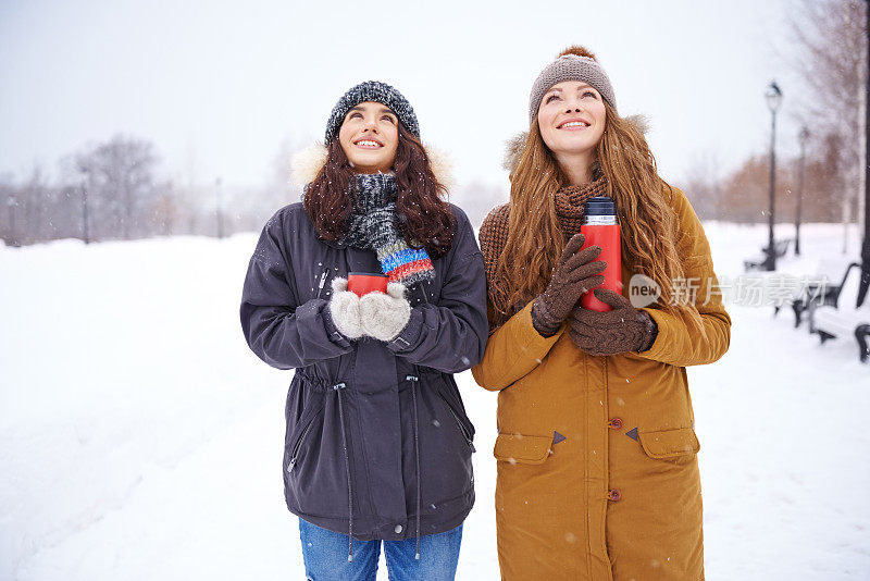 看着雪花飘落