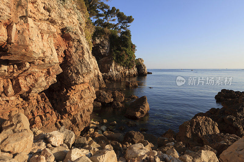 法国蔚蓝海岸沿岸的景色