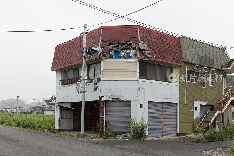 地震和海啸毁坏了房屋