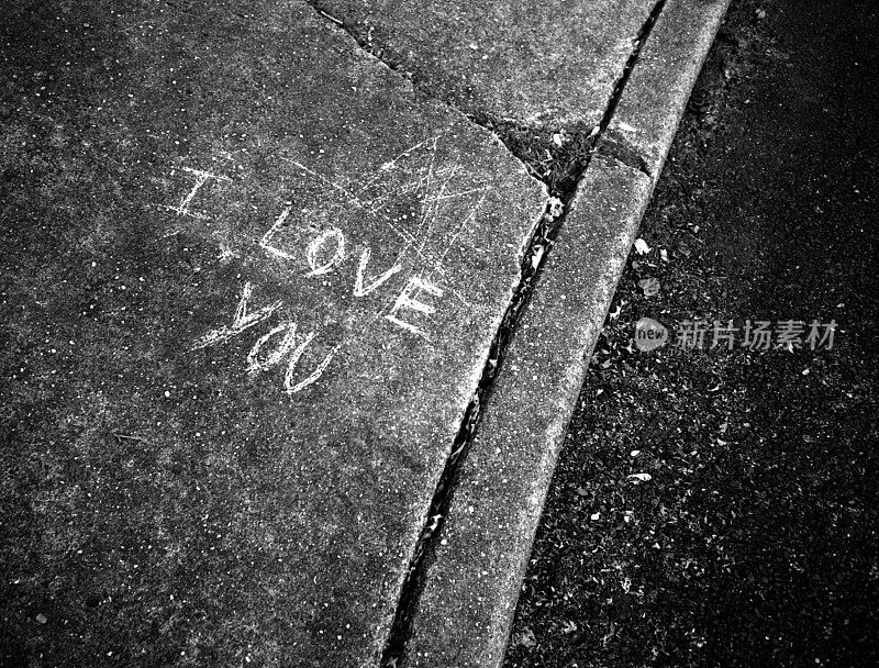 我爱你在人行道上涂鸦