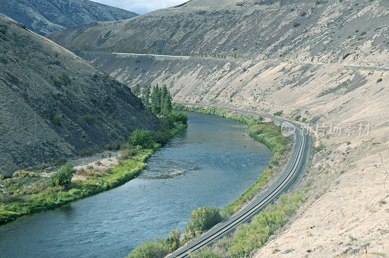 靠近水的铁路轨道在亚基马河峡谷WA