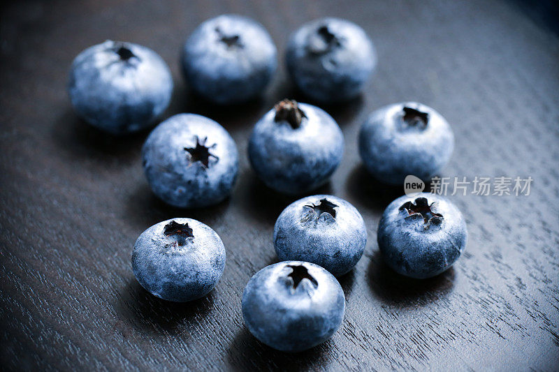 浆果:木背景上的黑莓、蓝莓