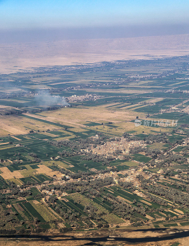埃及沙质高原和村庄的鸟瞰图