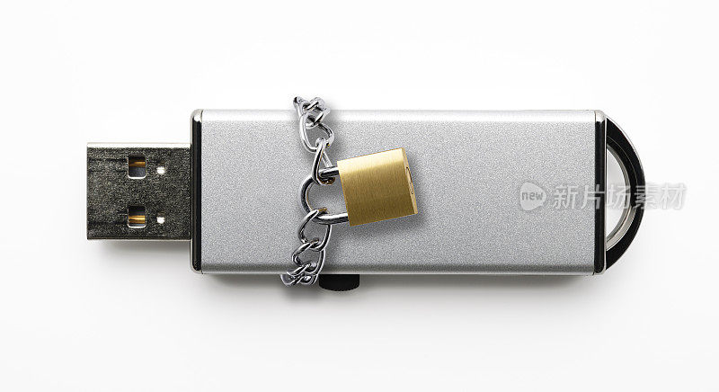 USB闪存驱动器和锁挂锁与链在白色
