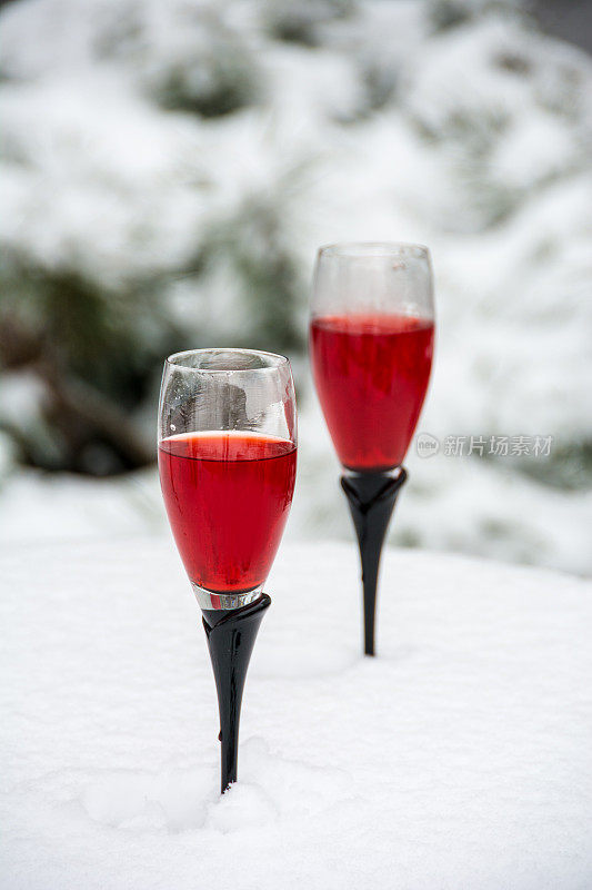 在铺着雪的桌子上放着冰酒杯