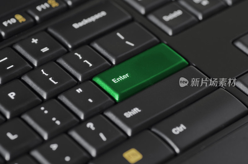 黑色电脑键盘上的绿色输入键
