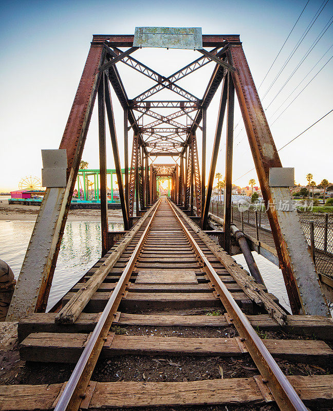 老铁路锈迹斑斑的钢桥上有木轨