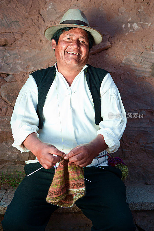 秘鲁塔基勒岛，一名男子正在织毛衣