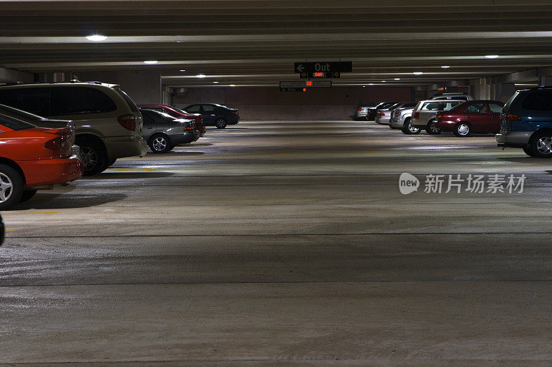 夜间停放车辆的停车场水平室内