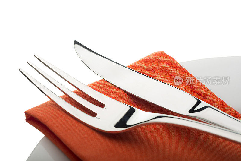 红餐巾上的牛排刀叉