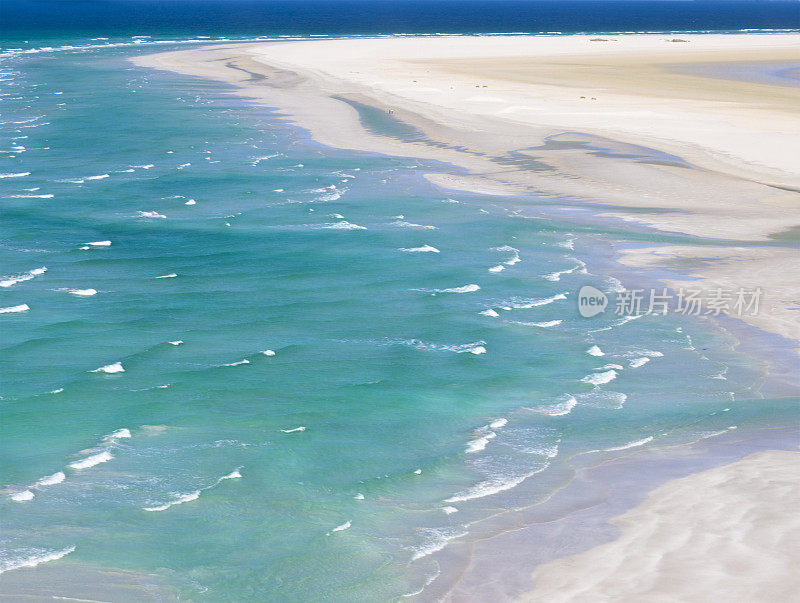 美丽的海浪鸟瞰图在德瓦海滩