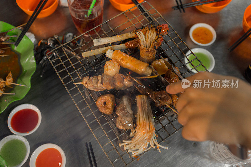 晚上在后院举行户外烧烤派对