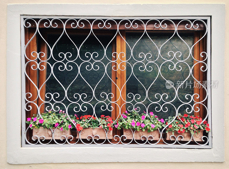 格栅窗和漂亮的花盆