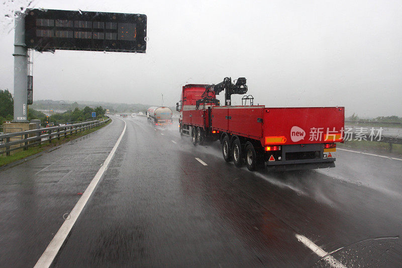 在雨中开车